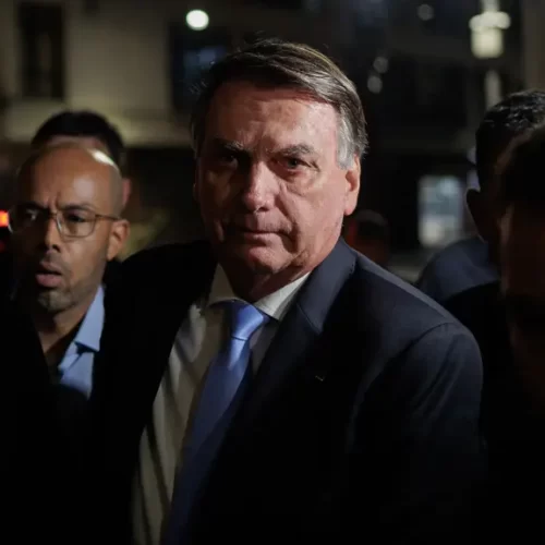 Bolsonaro é alvo de operação da PF em Brasília; Moraes determina uso de tornozeleira eletrônica