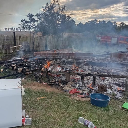 Residência é destruída por incêndio em Mâncio Lima