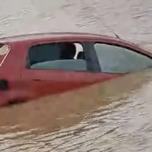 Carro cai no Rio Juruá em travessia de balsa; terceiro caso deste ano