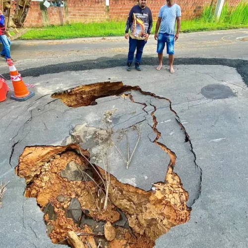 Em Cruzeiro do Sul, cratera interdita trecho da Avenida São Paulo após chuvas