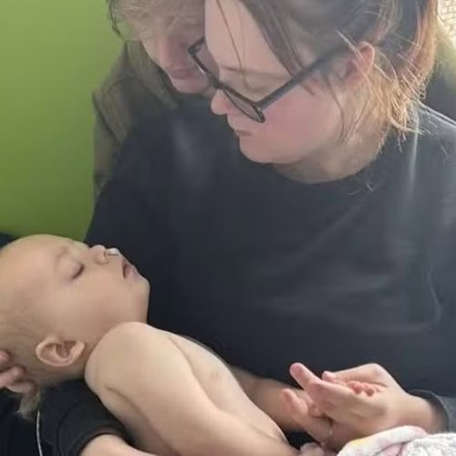 Criança tem reação rara a vírus comum e perde movimentos: ‘Seu corpo virou pedra’, diz pai