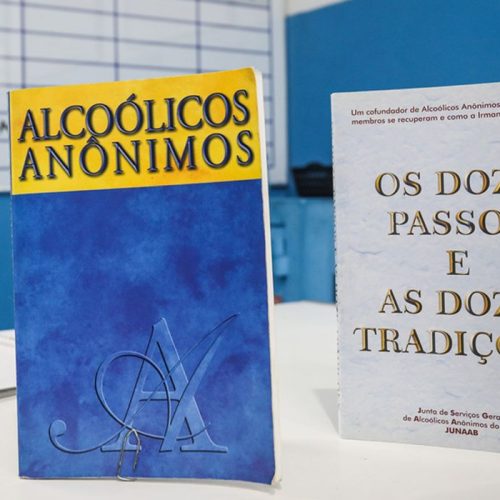 Aos 90 anos, Alcoólicos Anônimos têm maior participação feminina