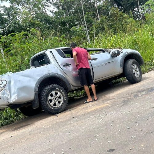 Caminhonete capota na Variante, mas ocupantes escapam sem ferimentos graves em Cruzeiro do Sul
