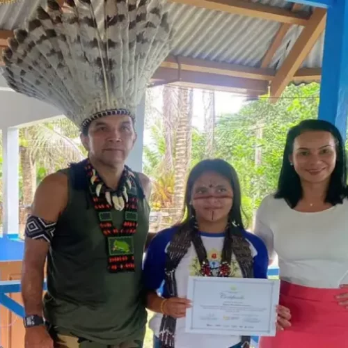 Redação sobre violência doméstica garante computador a estudante indígena em Mâncio Lima