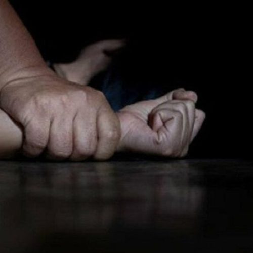 Adolescente de 16 anos à caminho da igreja, é abordada e sofre estupro coletivo por mais de 4h