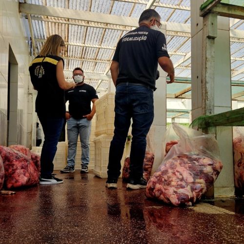 Estabelecimento que vendia carne imprópria para o consumo é lacrado após fiscalização do MPAC e Idaf