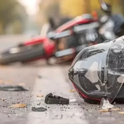 Queda de motocicleta termina em morte e gera revolta após jovem ser abandonado no local do acidente