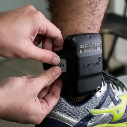 Câmara aprova tornozeleira eletrônica para agressores e cria alerta de aproximação para vítimas