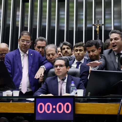 Custo da máquina pública no Brasil ultrapassa R$ 130 bilhões por ano e reacende debate sobre excesso de cargos políticos