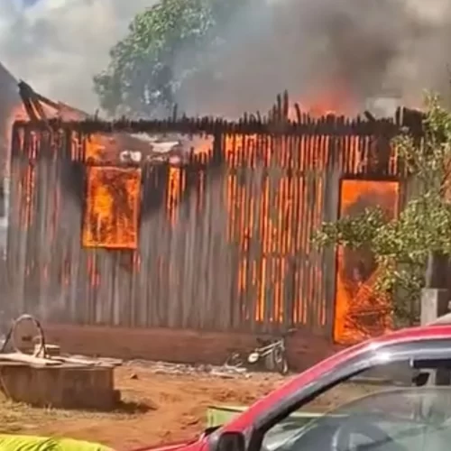 Incêndio destrói casa no interior do Acre e mobiliza corrente de solidariedade para ajudar família