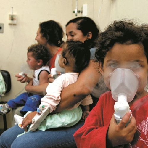 Brasil, São Paulo, SP. 10/09/2004. Crianças com problemas respiratórios fazem inalação no Instituto da Criança do Hospital das Clínicas, durante período de poluição a baixa umidade do ar na capital. - Crédito:EVELSON DE FREITAS/ESTADÃO CONTEÚDO/AE/Codigo imagem:23773