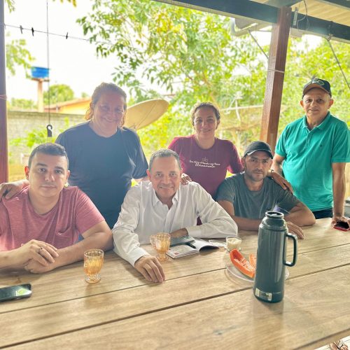 Líder do governo na Aleac visita grupo de apoiadores em Mâncio Lima e anuncia benefícios.