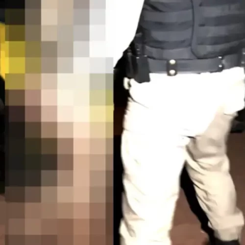 Mulher grava vídeo íntimo com policial militar em capô de viatura e publica na internet