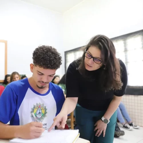 Professores vão poder receber bolsas de até R$ 2 mil em novo programa; veja edital