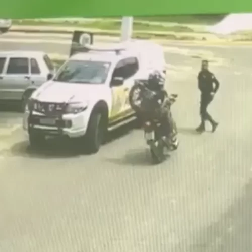 Motociclista desobedece sinal de parada e atropela policial militar, em Cruzeiro do Sul