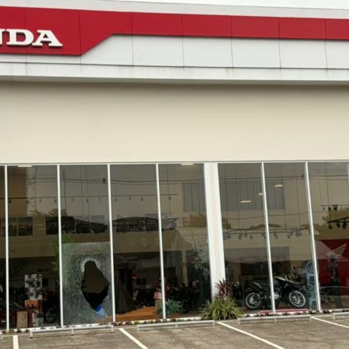 Vidro da fachada da Honda é quebrado na região central de Cruzeiro do Sul