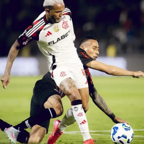 Brasileirão: Wesley decide, Flamengo vence Bragantino e encosta no líder